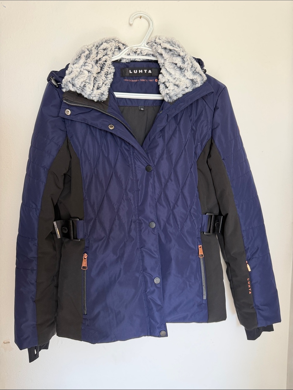 LUHTA Navy and Black Quilted Ski Snowboarding Coat with Faux Fur Trim